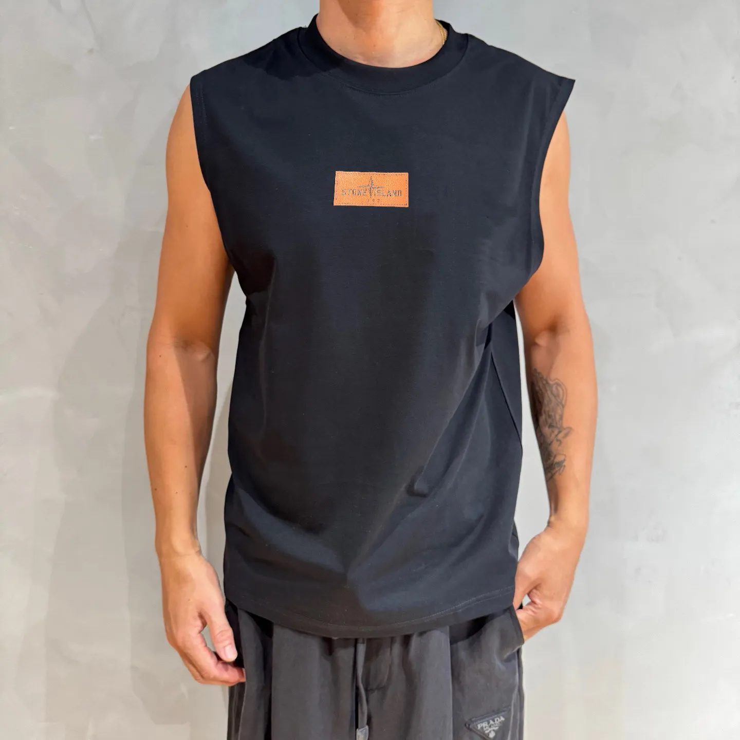 P150 Stone Island new summer sleeveless vest is now online👏! The iconic brand leather logo on the chest is simple and elegant😍! 220g pure cotton fabric, comfortable and breathable👍. It’s simply a must-have item for summer✨! Color: black, white Size: S～XL. Please report your height and weight when placing an order in the loose version